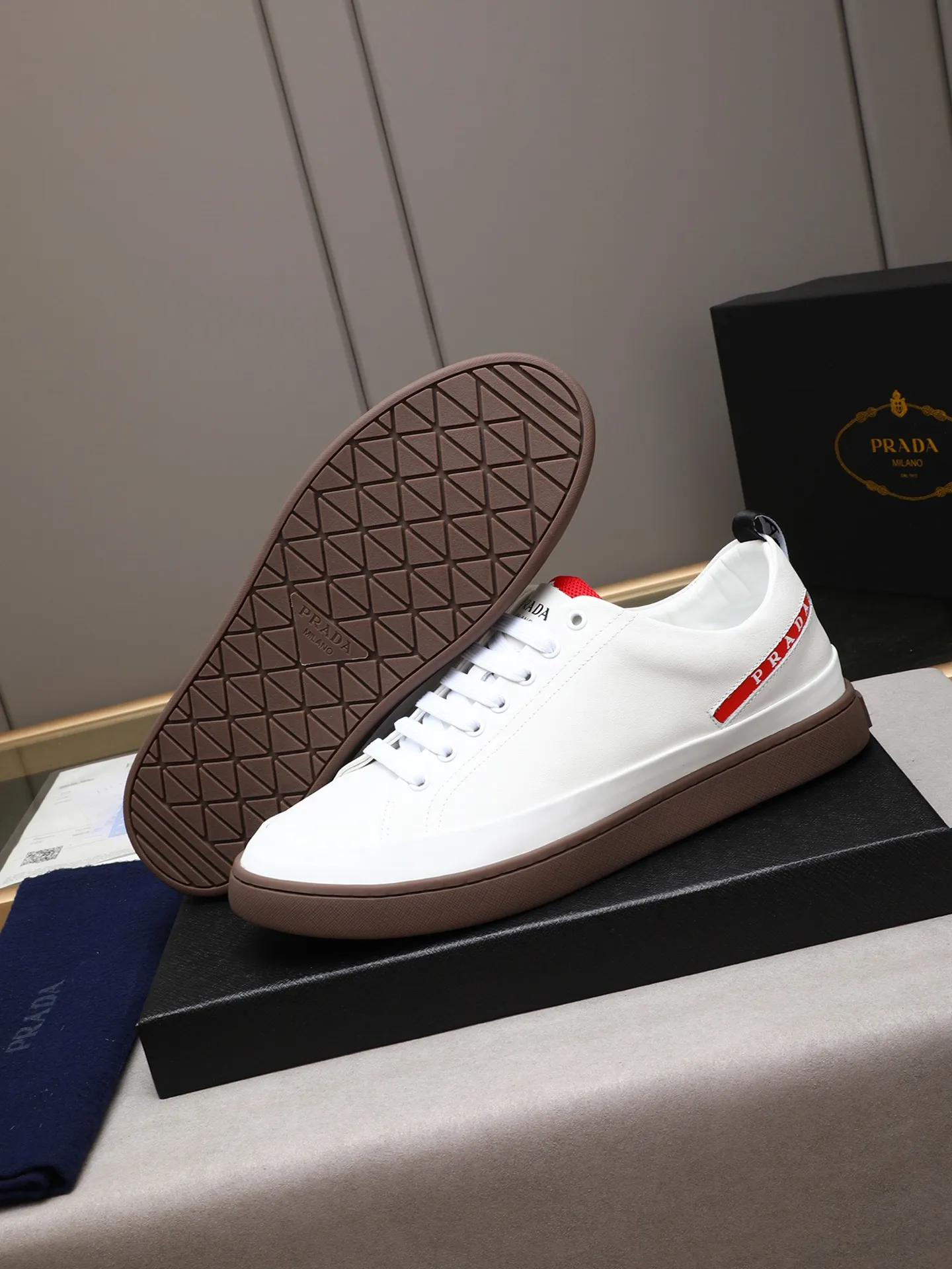 Men's shoes💰420💰 Brand: PRADA (Prada) Standard code: Men's code 38–44 (45 can be customized) Material: Original cowhide, breathable sheep lining Special outsole Style category: Men's fashionable casual sneakers Low-key luxury! Color: actual picture color